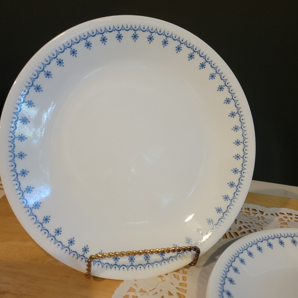 4 Corelle SNOWFLAKE BLUE GARLAND 8.5" SALAD PLATES, By Corning USA - Picture 2 of 4